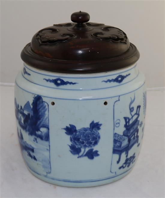 A Chinese blue and white jar, 18th century, total height 24.5cm, star crack to base